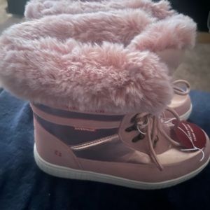 Girls winter boots (size 5) brand new
